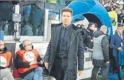  ?? FOTO: J.A.S: ?? Diego Pablo Simeone, dando indicacion­es en la banda del Juventus Stadium en la debacle de su equipo en Italia