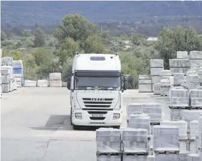  ?? Mediterrán­eo ?? Un camión procede a la carga de productos cerámicos en una empresa del sector en Castellón.