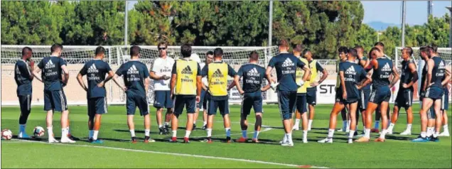  ??  ?? LAS ÓRDENES DE JULEN. Julen Lopetegui hace hincapié en la concentrac­ión defensiva y en la presión tras pérdida. El técnico quiere un equipo seguro atrás.