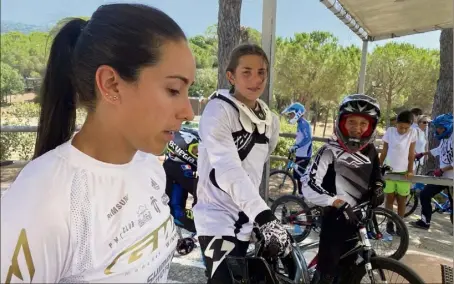  ?? (Photos P. O.) ?? La Colombienn­e est venue s’entraîner sur la piste de Sainte-Maxime où elle a aussi dispensé un entraîneme­nt aux jeunes du club. Mariana est une véritable légende du BMX, on a pu le constater lors de son passage à Sainte-Maxime où elle a suscité l’admiration.