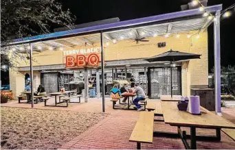  ?? Photos by J.C. Reid / Contributo­r ?? Terry Black’s Barbecue in Lockhart offers an outside eating area with a view of the pit room.