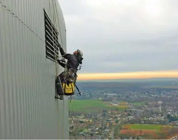  ??  ?? Bis zu 170 Meter hoch muss Pamina Thelen hin und wieder in ihrem Job klettern. Höhenangst hat sie nicht – im Gegenteil, die Arbeit zwischen Himmel und Erde macht ihr Spaß.