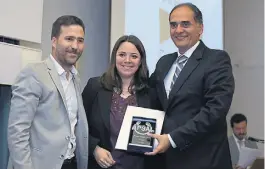  ??  ?? Placa. A la izq., Gonzalo Fernández Arocena, del Ministerio de Agroindust­ria, con Emilia Williams y Rodrigo Ramírez, directivos de Expoagro.