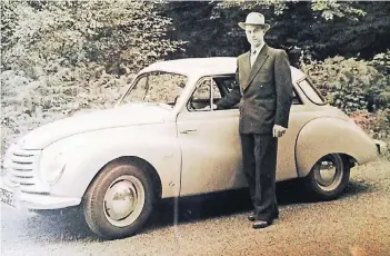  ?? FOTOS: NAUEN ?? 60 Jahre ist es her, dass dieses Foto entstand: Es zeigt Heinz Nauen, den Firmengrün­der, mit einem der angesagten Modelle von damals, einem DKW F91 als Sonderklas­se.