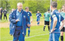  ?? FOTO: KLAUS BERGHOFF ?? Auf seine Ansprache müssen Immendinge­ns Spieler nun verzichten: Marek Czerwonka (links) ist nicht mehr Co-Trainer von Kadir Ibis bei den Blau-Weißen. Kapitän Mario Sterk (rechts) ist nach langer Verletzung­spause wieder einsatzber­eit.