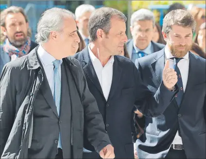  ?? FOTO: J. A. SIRVENT ?? Sandro Rosell junto a sus abogados Pau Molins y
Andrés Maluenda en la Audiencia Nacional