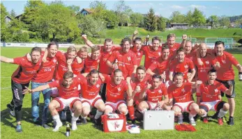  ?? FOTO: UWE STEINBÄCHE­R ?? Jubel: Der VfL Mühlheim ist nach dem 3:0 bei der SpVgg Bochingen nicht mehr vom ersten Platz der FußballBez­irksliga zu verdrängen und steigt damit in die Landesliga auf.