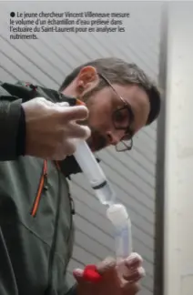  ??  ?? Le jeune chercheur Vincent Villeneuve mesure le volume d’un échantillo­n d’eau prélevé dans l’estuaire du Saint-Laurent pour en analyser les nutriments.