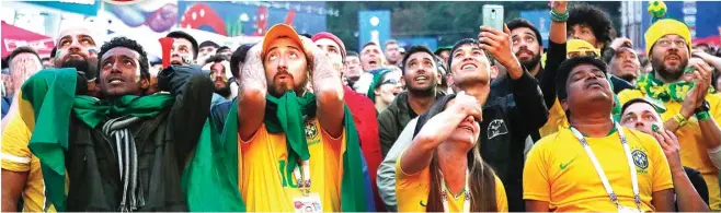  ?? ANGGER BONDAN/JAWA POS ?? AKHIRNYA MENANGIS: Ekspresi suporter Brasil di FIFA Fan Fest Saint Petersburg ketika Neymar dkk gagal mengonvers­i peluang menjadi gol saat melawan Belgia di perempat final dini hari kemarin (7/7).