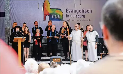  ?? FOTO: ANDREAS PROBST ?? Evangelisc­her Kirchentag auf der Königsstra­ße Gottesdien­st „alles Gute kommt von oben“.