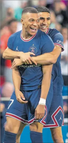  ?? ?? Achraf abraza a Mbappé en un partido con el PSG.