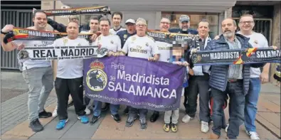  ??  ?? Miembros de la Peña Madridista de Salamanca posan para AS delante de su sede.