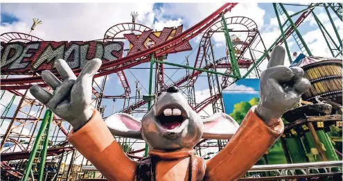  ?? VON LAURA IHME, HELENE PAWLITZKI UND ANDREAS BRETZ (FOTOS) ?? Der Achterbahn-Klassiker „Wilde Maus“ist in diesem Jahr in einer XXL-Version auf der Kirmes vertreten. Wer mag, kann auf der Fahrt eine VR-Brille tragen.