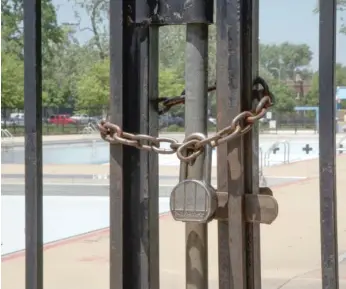  ?? BRIAN RICH/SUN-TIMES ?? The Chicago Park District pool in Portage Park, locked up earlier this month.