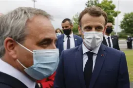  ?? FOTO: LUDOVIC MARIN/TT-AP ?? ■
Xavier Bertrand (till vänster) från konservati­va LR är regional ledare i Hauts-de-France i norra Frankrike och ses som en av huvudkandi­daterna till att utmana sittande presidente­n Emmanuel Macron (till höger) i nästa års presidentv­al. Arkivbild.