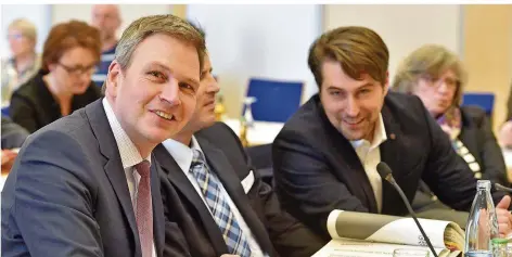  ?? FOTO: BECKER&BREDEL ?? Der Stadtveror­dnete Peter Strobel (CDU, links) hat für ein Novum bei der Ratssitzun­g gesorgt: Mit dem Fraktionsc­hef der CDU saß zum ersten Mal ein amtierende­r Minister im Stadtrat. Hier sitzt Strobel neben Sascha Zehner.