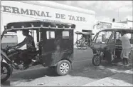  ??  ?? Motaxistas de Hunucmá, donde algunos prestadore­s de este servicio ya subieron la tarifa de $6 a $7, aunque todavía hay autorizaci­ón oficial