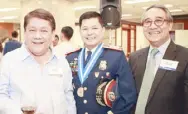  ??  ?? Cebu City mayor Tomas Osmeña, 2017 Metrobank Foundation Outstandin­g Filipino awardee Cebu City Police Office police senior superinten­dent Joel Doria and Metrobank vice chairman Francis Sebastian