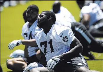  ?? Chase Stevens Las Vegas Review-Journal @csstevensp­hoto ?? David Sharpe (71) spent his rookie season learning what it takes to be a profession­al offensive lineman and then impressed coaches during spring camp.