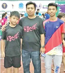  ??  ?? HBC head coach Azahawari Osman (centre) with some local young talents.