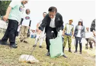  ??  ?? PATUT DITUNDA: Abang Johari begulai enggau penyereta Program ‘World Cleanup Day’ di Kuching, kemari.