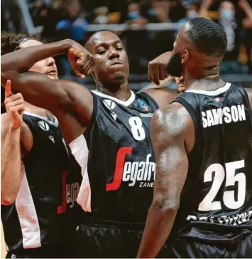  ?? Foto: imago images/michele Nucci ?? Kevin Hervey lässt die Muskeln spielen. Bologna musste aber keinen wirklichen Kraftakt vollbringe­n, um im Basketball‰eurocup gegen Ratiopharm Ulm zu gewinnen.