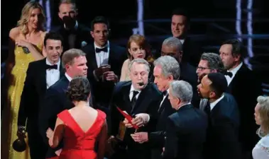  ?? FOTO: REUTERS/LUCY NICHOLSON ?? Det ble kaos på Oscar-scenen da feil vinner av «beste film» ble annonsert. Her ser vi øyeblikket det går opp for «La La Land»-crewet at de faktisk ikke vant prisen likevel.