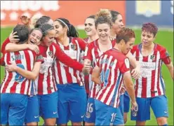  ??  ?? GOLEADA. Las jugadoras del Atlético celebran un gol ante el Oiartzun.