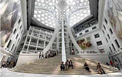  ??  ?? The soaring sculptural Tree of Life, the architectu­ral centerpiec­e of the building.