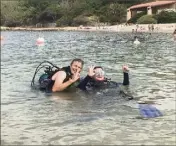  ??  ?? Après la mise en place de l’équipement et les explicatio­ns, c’est parti pour une balade aquatique entre Maik et Christophe.