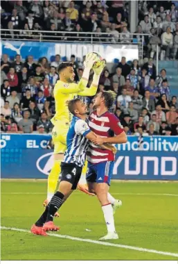  ?? ?? Ignasi Miquel es agarrado por el jugador del Alavés Sedlar.