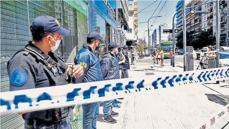  ?? Alejandro Guyot ?? La Policía Federal custodia el ingreso al edificio donde Luque tiene su consultori­o, en Avenida del Libertador al 5900