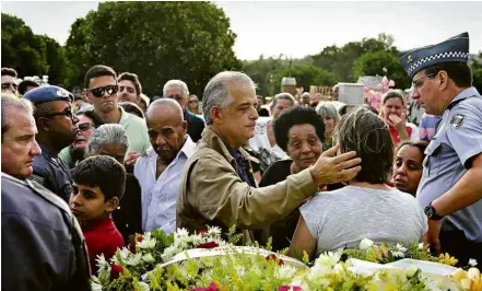  ??  ?? O governador de São Paulo, Márcio França (PSB), durante enterro de policial militar