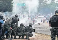  ?? Orlando Sierra/AFP ?? Polícia usou gás lacrimogên­eo para reprimir protesto de seguidores de Nasralla, candidato da oposição