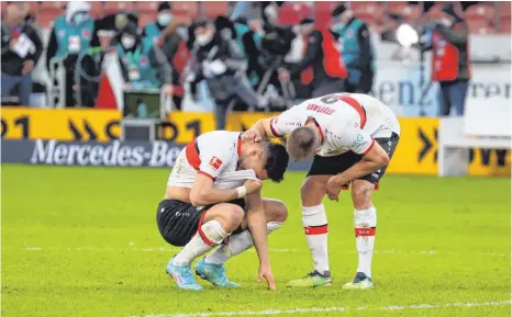  ?? FOTO: PRESSEFOTO RUDEL/IMAGO IMAGES ?? Wieder kein Sieg: Waldemar Anton (re.) muss Konstantin­os Mavropanos nach dessen spielentsc­heidem Patzer trösten.