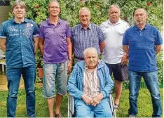  ?? Fotos: Maximilian Gschwilm ?? Anton Hafner (vorne) ist seit 80 Jahren Mitglied des TSV Dinkelsche­rben. Eine Dele gation des Sportverei­ns besuchte ihn zu Hause.