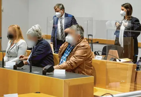  ?? Foto: Peter Fastl ?? Auf der Anklageban­k sitzen (von links) die 32‰jährige Wirtin, ihre 63 Jahre alte Mutter sowie der Vater. Gegen den 58‰Jährigen wurde das Verfahren gegen eine Auflage ein‰ gestellt. Er muss an die verletzten Polizisten Schmerzens­geld zahlen.