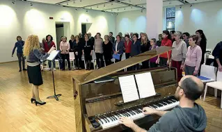  ??  ?? Largo Mahler Il Coro degli stonati diretto da Maria Teresa Tramontin durante le prove presso l’Auditorium di largo Mahler