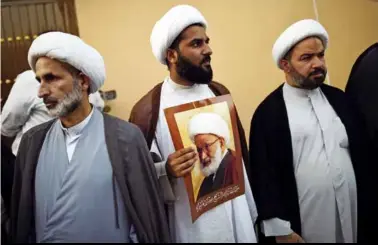  ??  ?? Des religieux chiites montrent leur soutien à Issa Ahmed Qassim, à Diraz, en juin 2016.