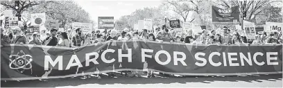  ?? — Gambar AFP ?? MAHU BIJAK: Penunjuk perasaan menyertai perarakan ‘March for Science’ di Washington DC, kelmarin.