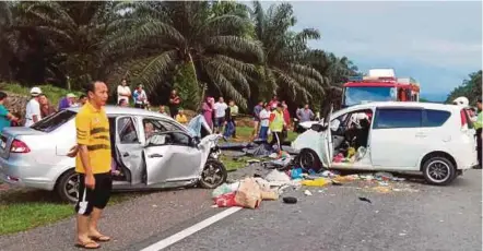  ??  ?? Kenderaan mangsa yang remuk selepas terbabit dalam nahas di Kilometer 77, Jalan Kota Tinggi-mersing berhampira­n FELCRA Sungai Ara, dekat Kota Tinggi, semalam.