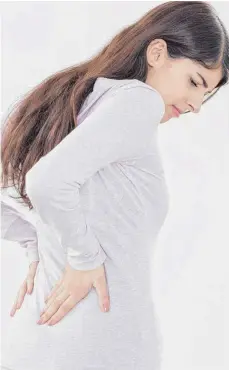  ?? FOTO: MONIQUE WÜSTENHAGE­N ?? Fast jeder bekommt im Laufe seines Lebens irgendwann einmal Rückenschm­erzen. Sehr oft trifft es den unteren Rücken.