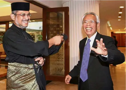  ??  ?? Cool brothers: File photo showing Shahrir (right) and Khalid sharing a joke inside Parliament building in 2011.