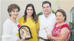  ??  ?? > Silvia Gastélum de Cota y Juanita Ruiz de Zavala, con sus hijos.