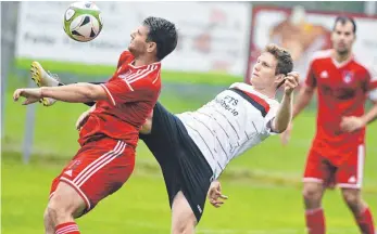  ?? FOTO: GÜNTER KRAM ?? Der Aufsteiger SV Fronhofen (rechts Ralf Krich gegen Brochenzel­ls Jörg Baumann) überrascht in der Bezirkslig­a und steht auf Platz zwei.