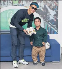  ??  ?? ÍDOLO. Cristiano recibe las klash de manos del actor Wrya Ahmed.