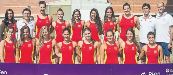  ??  ?? Las jugadoras y el cuerpo técnico de la selección española femenina de waterpolo posaron ayer en el CAR de Sant Cugat para la habitual foto de familia antes de marchar a los Juegos de Río de Janeiro, donde defenderán la medalla de plata que...