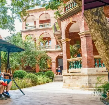  ?? CFP ?? En Gulangyu (Xiamen) se yerguen una gran cantidad de edificios históricos exóticos, por lo cual el lugar es conocido como “museo de la arquitectu­ra mundial”.