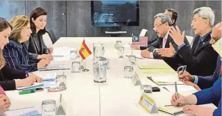  ??  ?? Plantation Industries and Commoditie­s Minister Datuk Seri Mah Siew Keong discussing a point with Spanish Internatio­nal Trade Ministry secretary of state Maria Poncela Garcia (left) during a meeting in Madrid yesterday. Also present were Malaysia’s...