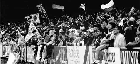  ?? Foto: Olaf Schulze ?? Die Anhänger des TSV 1860 München sind nach dem Löwen Abstieg wieder verstärkt in der Region unterwegs. Heute Abend zum Regionalli­ga Start beim FC Memmingen, wo Anfang der 80er Jahre dieses Foto entstanden ist.